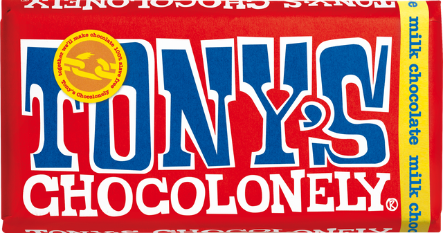 Tavoletta di cioccolato al latte Tony’s Chocolonely con packaging rosso e logo blu, marchio noto per il commercio equo e solidale.
